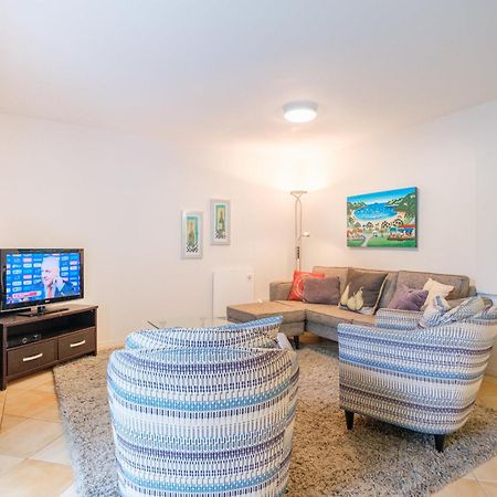 Onetangi Beach Apartments Extérieur photo