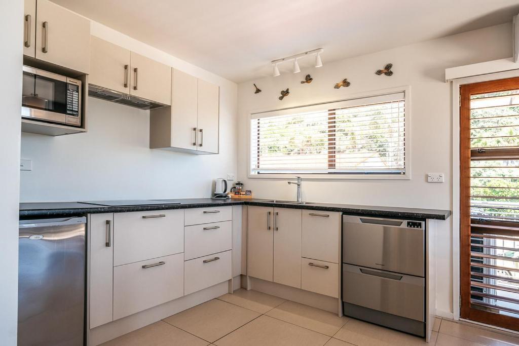 Onetangi Beach Apartments Extérieur photo