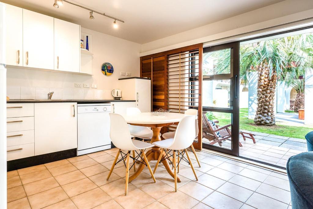 Onetangi Beach Apartments Extérieur photo