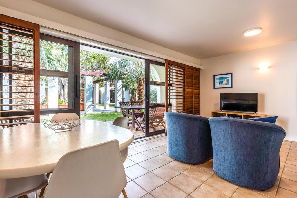 Onetangi Beach Apartments Extérieur photo