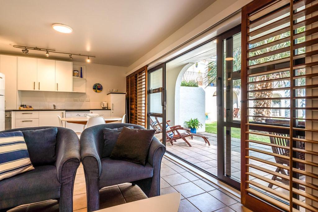Onetangi Beach Apartments Extérieur photo