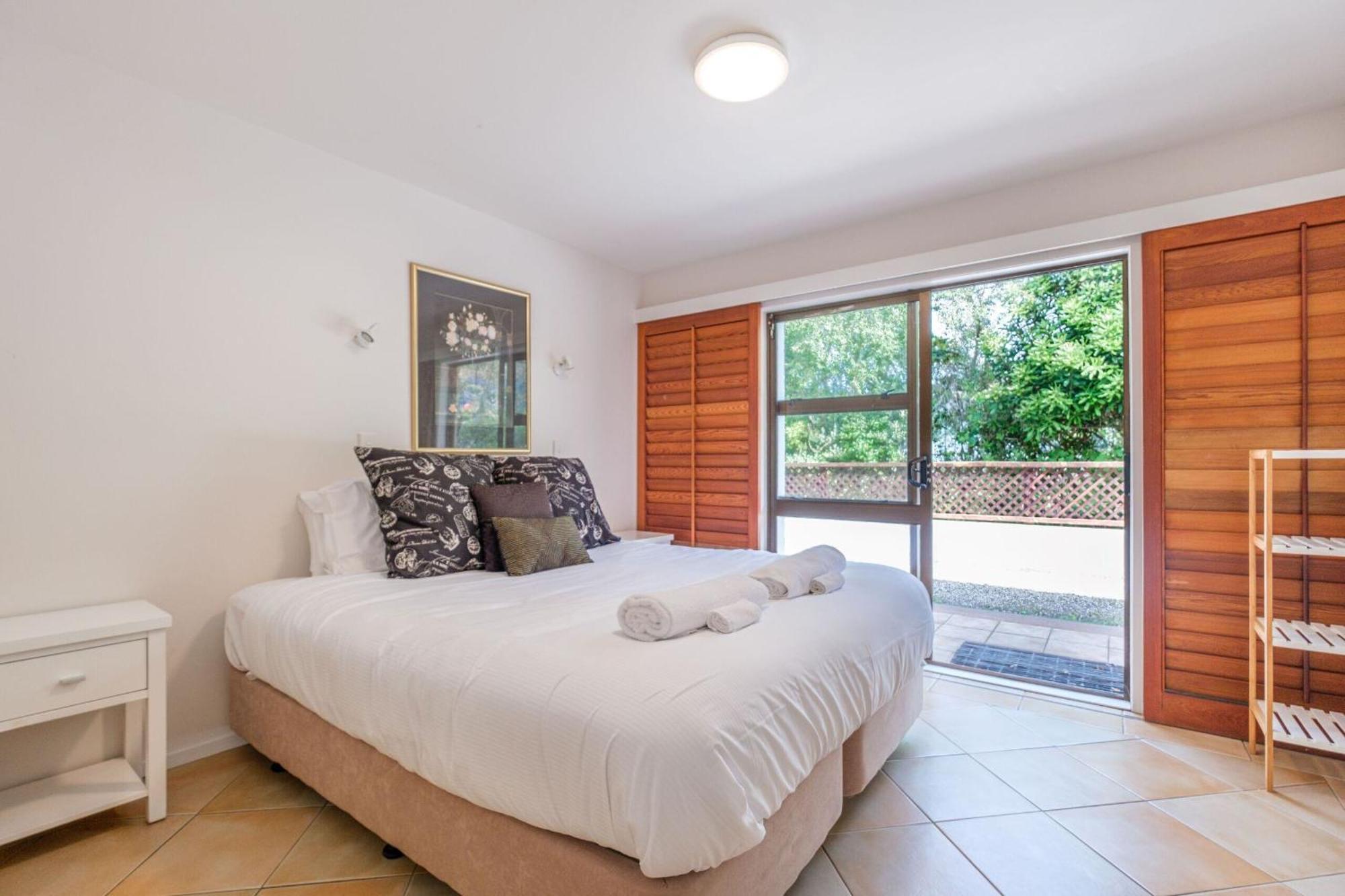 Onetangi Beach Apartments Extérieur photo